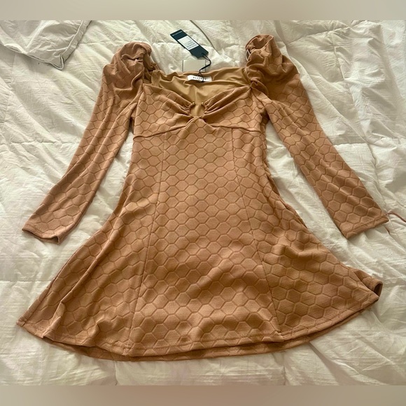 Elliatt Caribbean Textured Puffsleeve Minidress size L in beige NWT - Picture 2 of 7